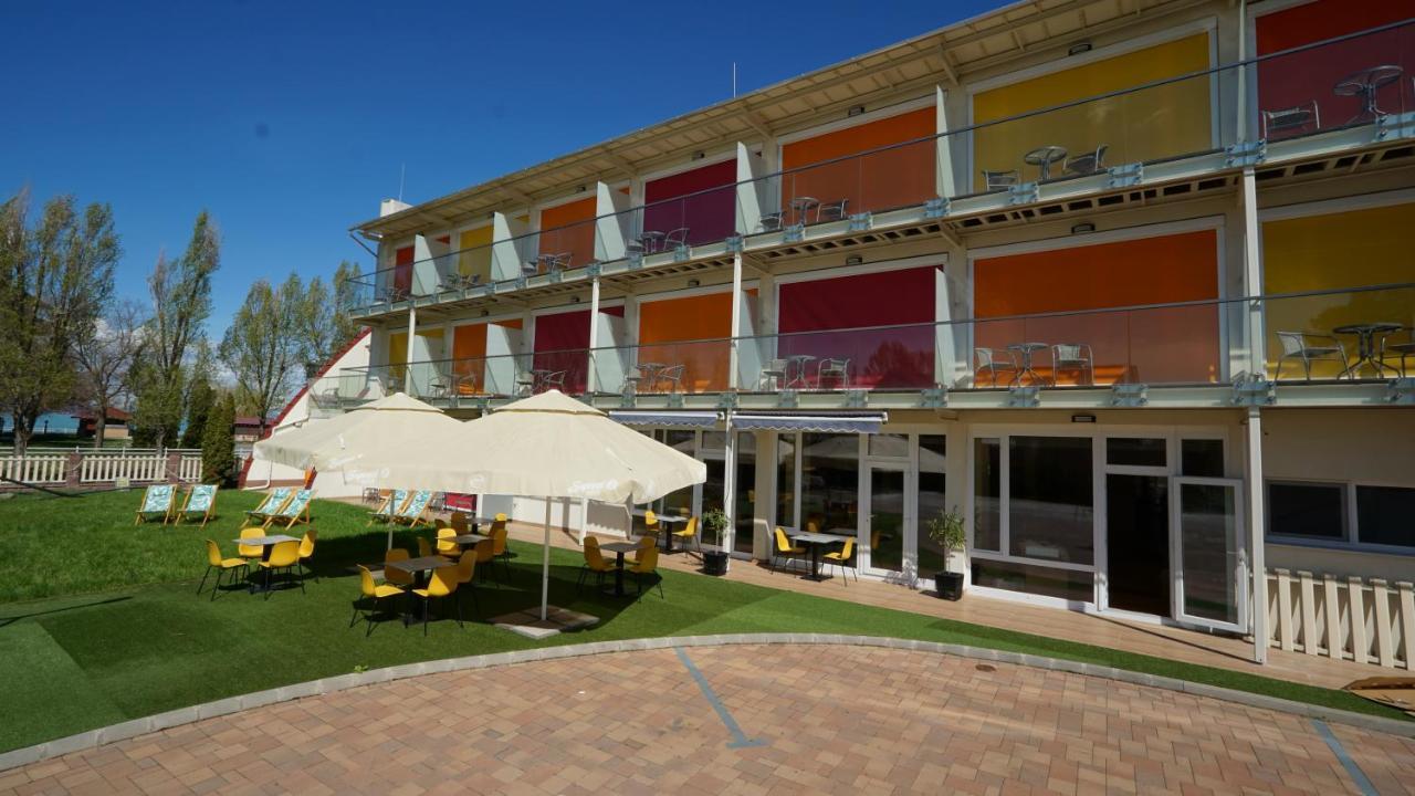 Colors Holiday Hotel Шиофок Экстерьер фото