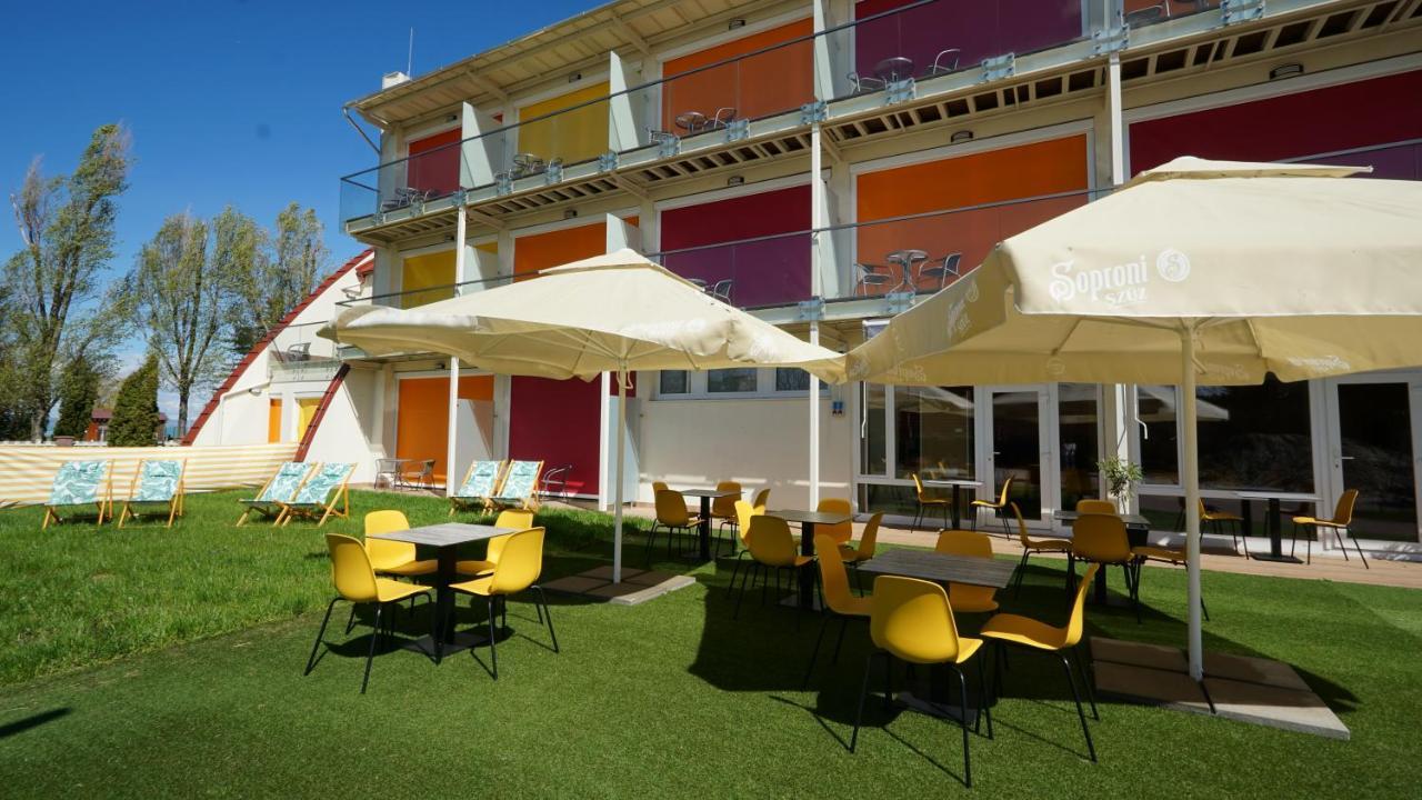 Colors Holiday Hotel Шиофок Экстерьер фото