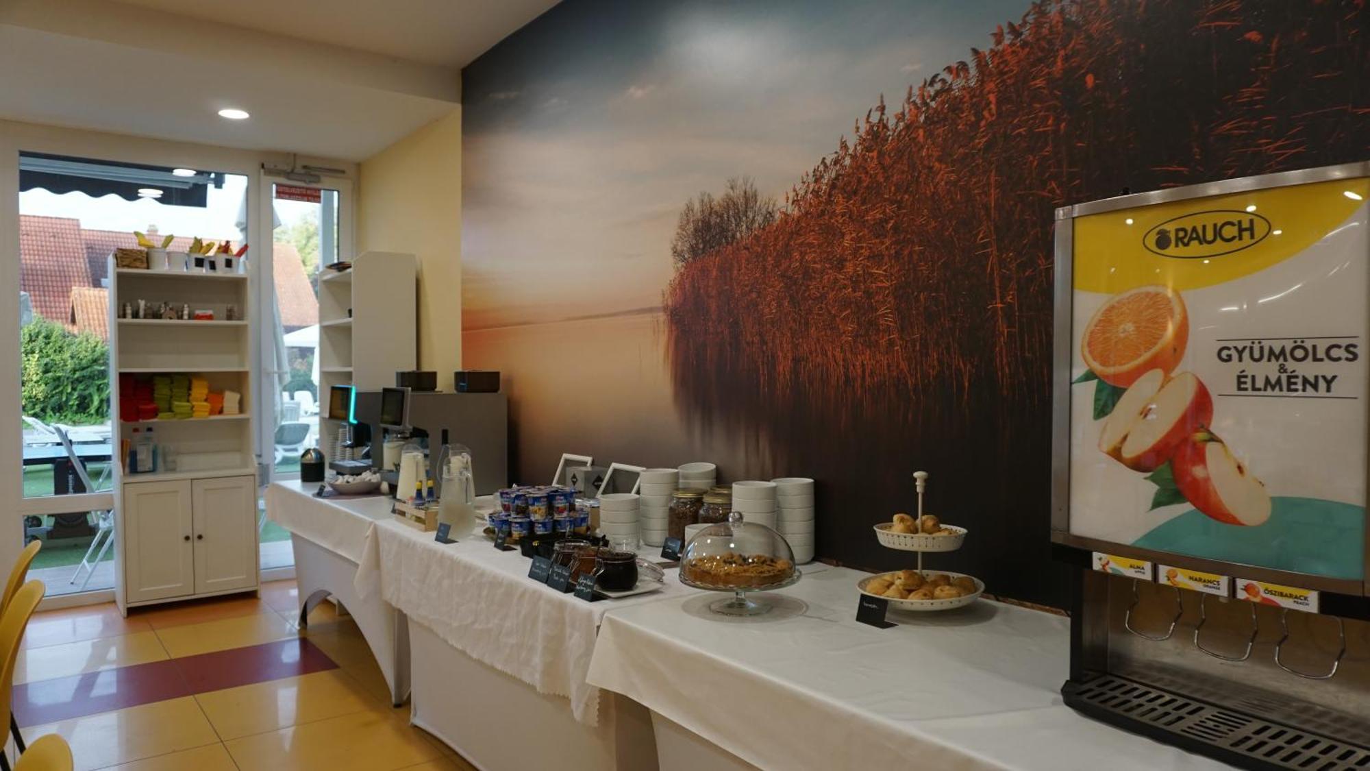 Colors Holiday Hotel Шиофок Экстерьер фото